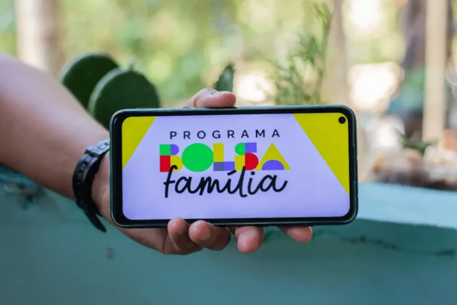 Família brasileira consultando informações sobre o Bolsa Família