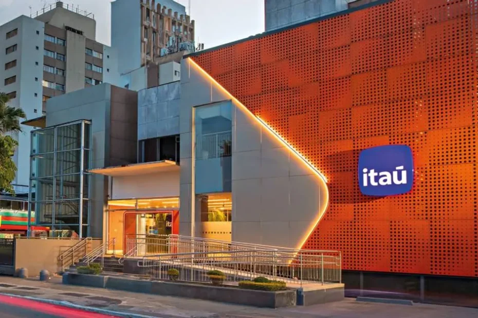 Cartão de crédito Itaú Platinum sobre mesa ao lado de um smartphone Samsung.