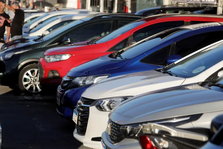 Motorista de aplicativo sorrindo enquanto consulta financiamento de carro seminovo com juros baixos do programa Move Brasil.