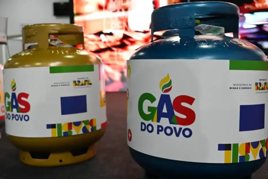 Família de baixa renda feliz recebendo botijão de gás do Programa Gás do Povo