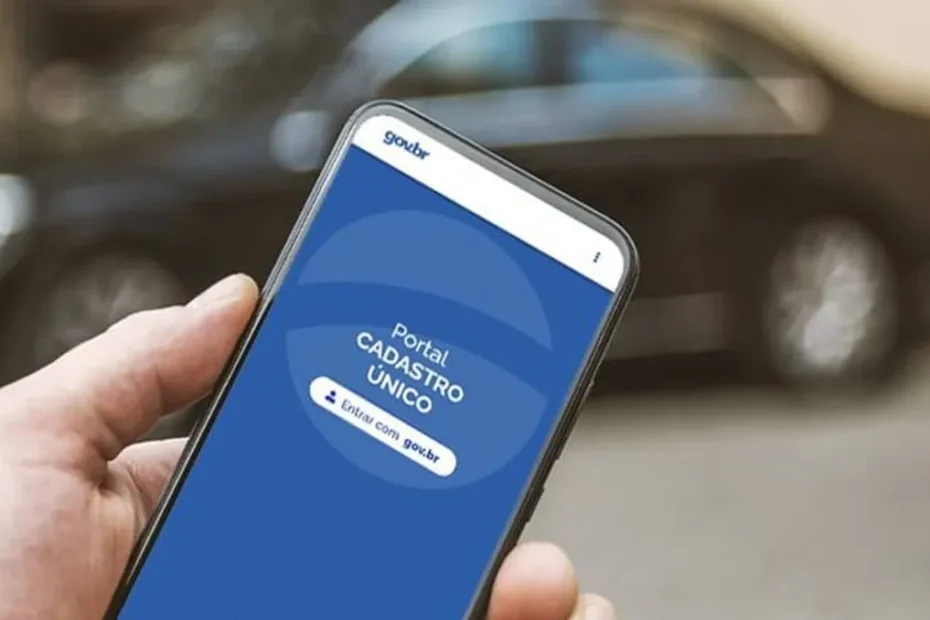Formulário do CadÚnico sobre uma mesa em uma residência simples