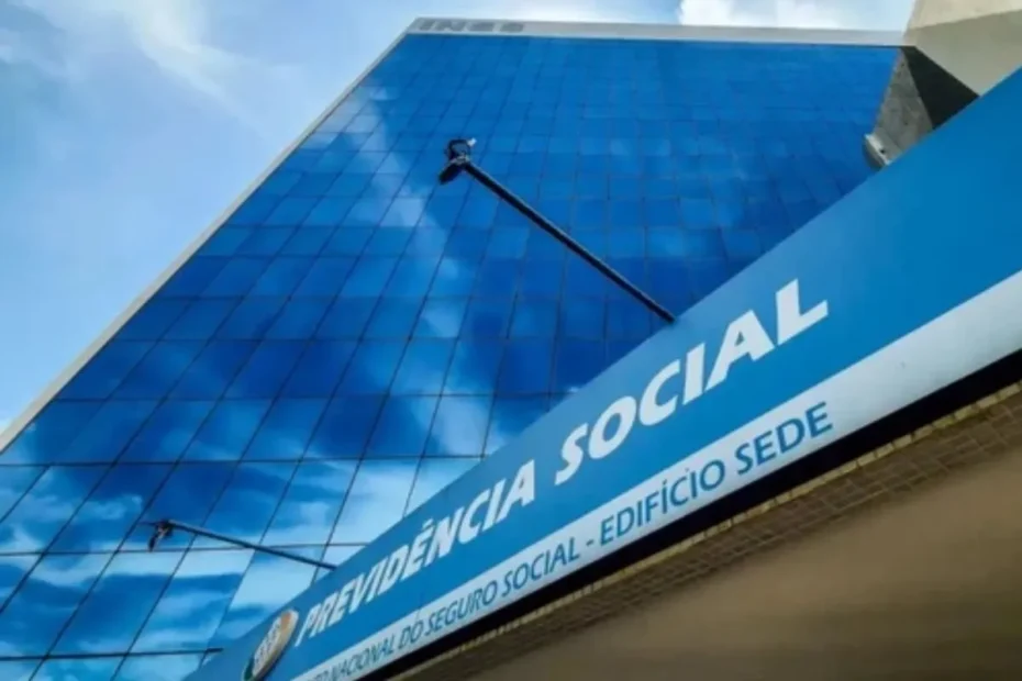 Idoso consultando documentos do INSS em mesa de escritório