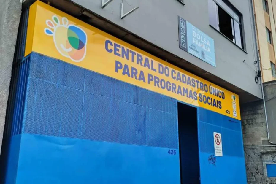 Pessoa preocupada olhando o celular para agendar serviço público