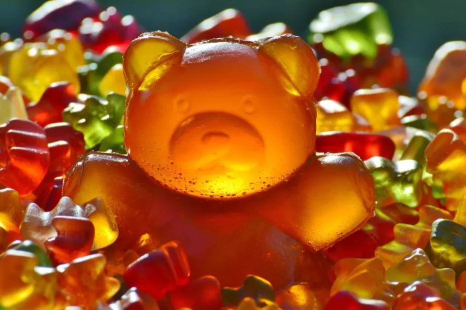 Pacote de balas Haribo perto de um portão de fábrica fechado, simbolizando o encerramento das atividades no Brasil.