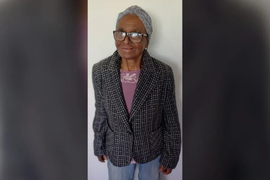 Neto ajuda avó idosa a verificar extrato de aposentadoria do INSS, descobrindo descontos indevidos.