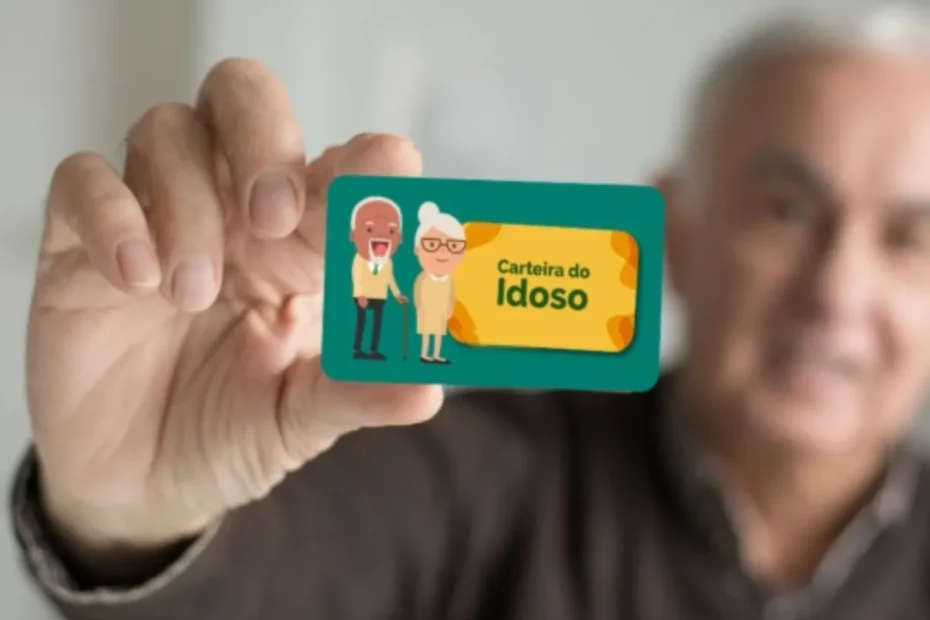 Casal de idosos sorrindo, mostrando a Carteira do Idoso ao embarcar em um ônibus interestadual.