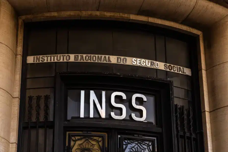 Pessoa idosa consultando calendário de pagamento do INSS no celular