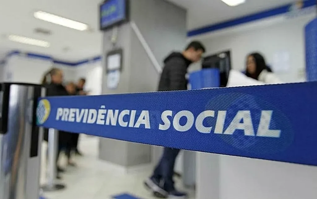 Pessoa preocupada segurando documentos do INSS, simbolizando a incerteza sobre a aprovação do benefício.