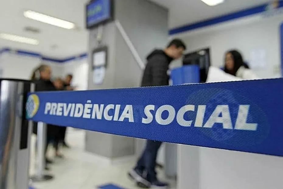 Pessoa preocupada segurando documentos do INSS, simbolizando a incerteza sobre a aprovação do benefício.