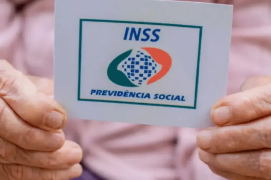 Pessoa adulta lendo documentos oficiais do INSS com expressão de preocupação