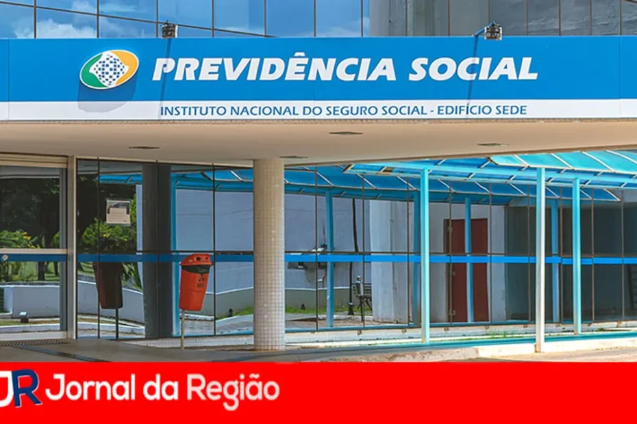 Perito médico do INSS examinando um segurado em consultório, simbolizando o processo de perícia para benefícios.