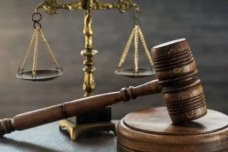 Segurado analisando documentos previdenciários com advogado, ilustrando a busca por acordo judicial com o INSS.