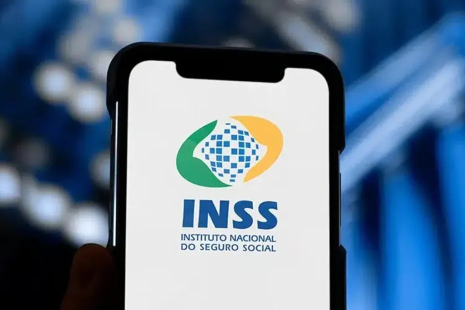 Homem e mulher consultando as novas regras de aposentadoria do INSS no site Meu INSS, com semblante preocupado