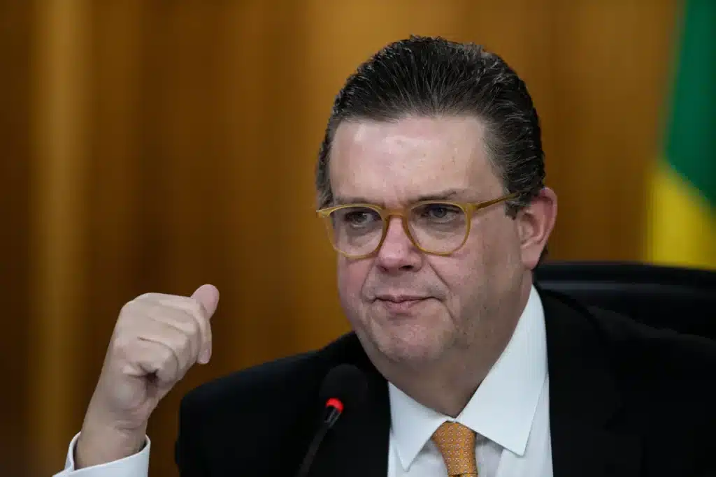 Idoso aposentado do INSS analisando contas e crédito consignado