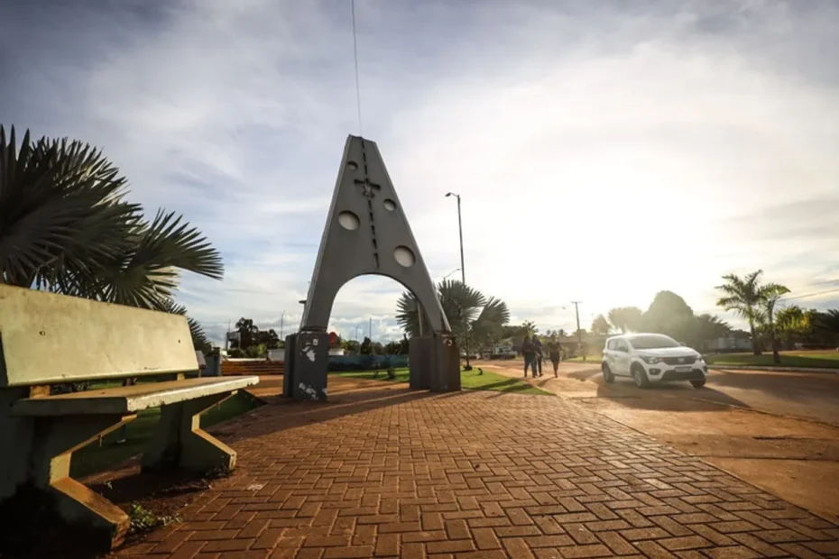 Pessoas recebendo atendimento e orientações de servidores do INSS em um posto temporário em Jacareacanga, Pará.
