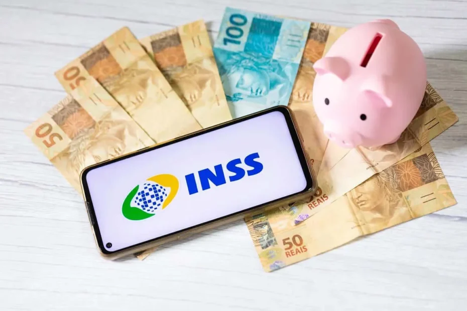 Mão sendo escaneada por leitor biométrico em um posto de atendimento do INSS