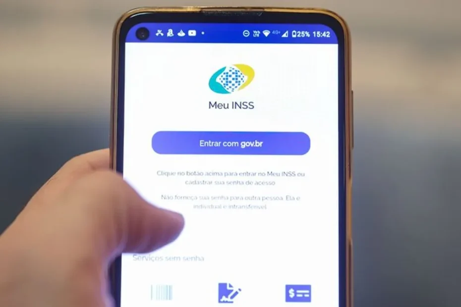 Pessoa consultando o calendário de pagamentos do INSS no celular para agosto de 2024