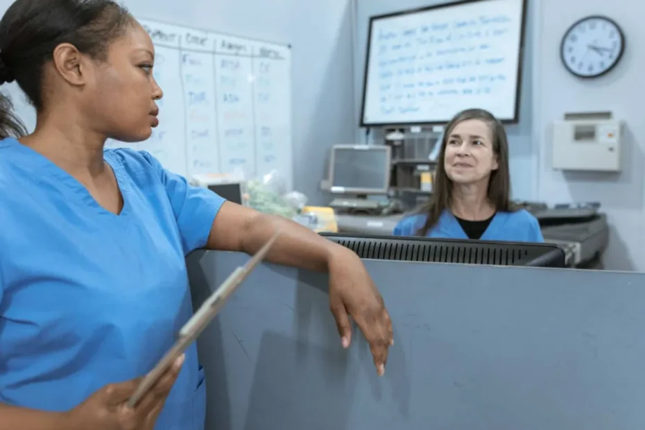 Enfermeira em ambiente hospitalar, focada no trabalho