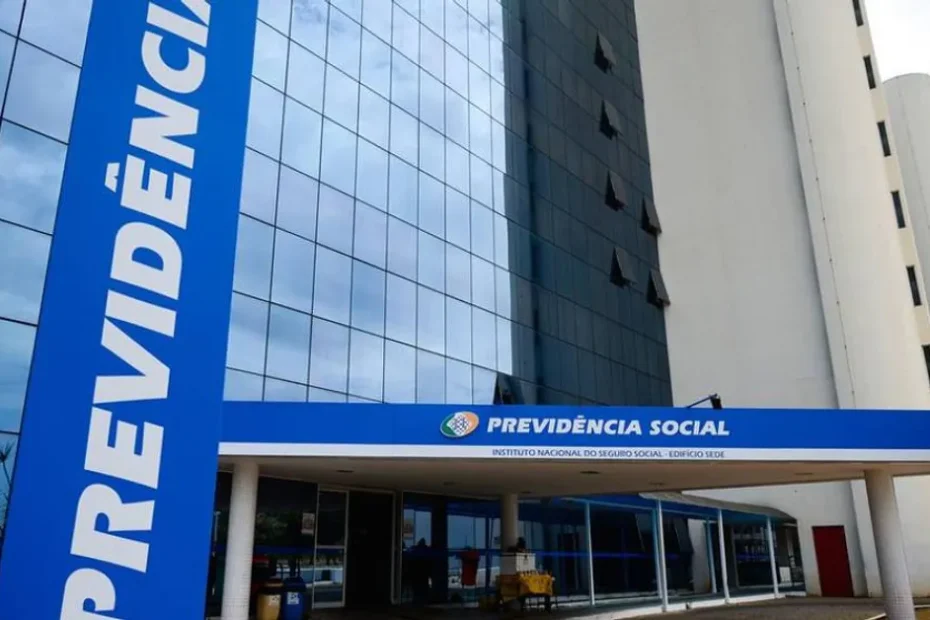 Documentos do INSS e da Polícia Federal em investigação de fraude.