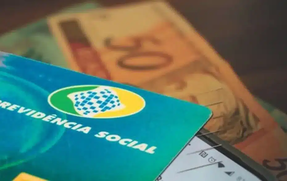 Idoso analisando documentos financeiros ou tablet, pensando nos juros de empréstimos do INSS