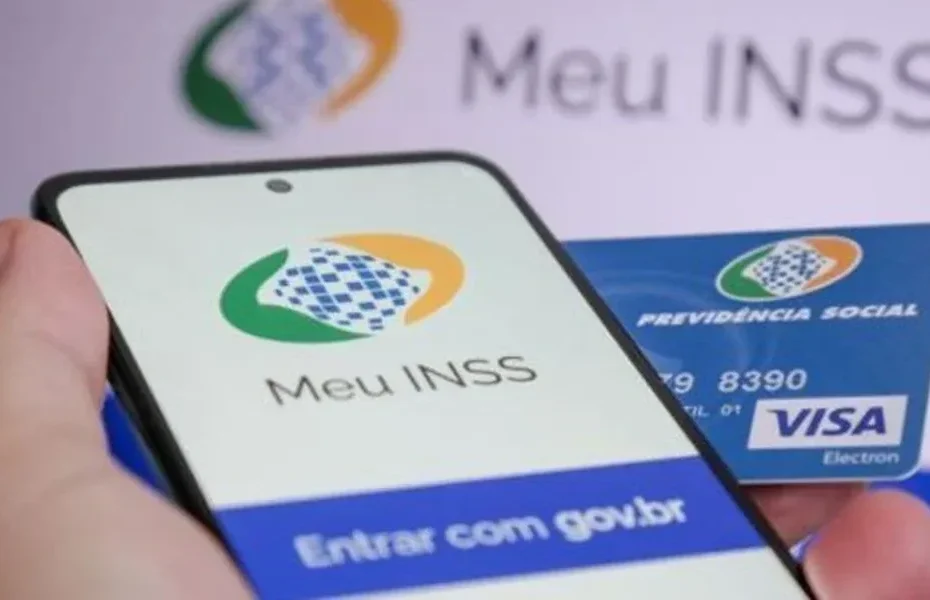 Idoso acessando o portal Meu INSS em um computador, com a ajuda de um familiar, buscando informações sobre o adicional de 25% na aposentadoria.