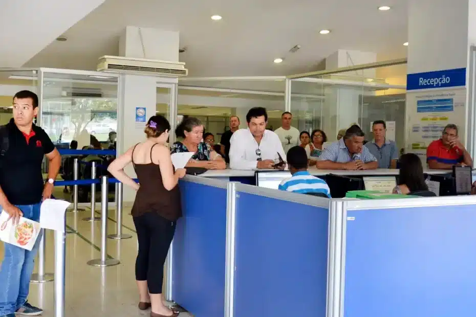 Pessoas aguardando atendimento para perícia médica do INSS em Manaus, com destaque para a organização e a diversidade dos segurados.