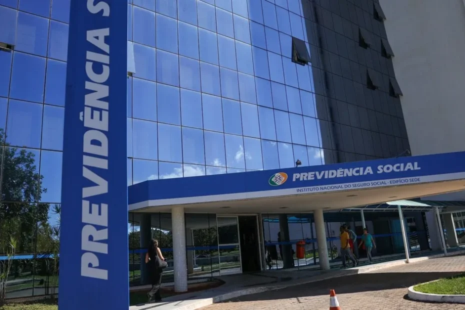 Mãos segurando dinheiro real brasileiro com documento do INSS ao fundo simbolizando ressarcimento de valores