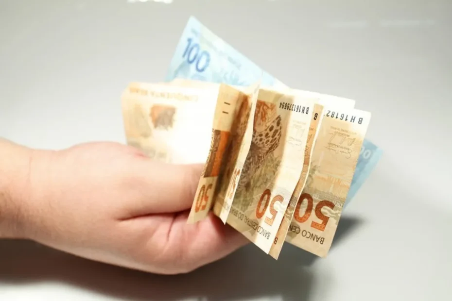 Pessoa com deficiência usando computador, símbolo de inclusão profissional e auxílio financeiro do INSS.