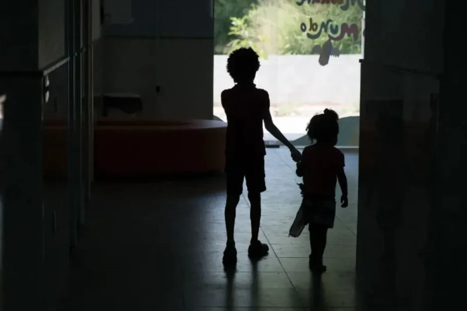 Jovem pensativo, órfão de feminicídio, refletindo sobre o futuro e o apoio do INSS
