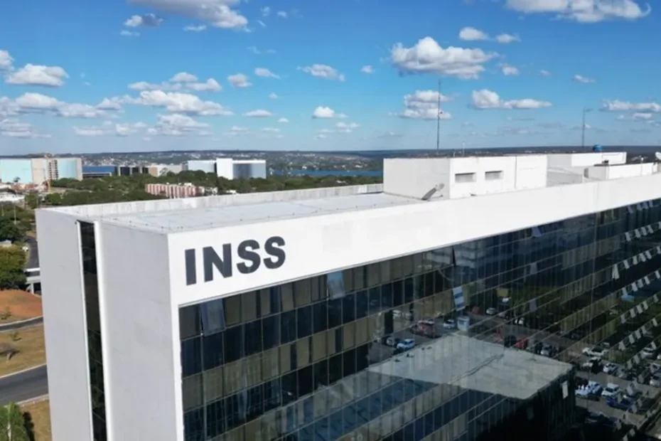 Mãos de idoso consultam site oficial para verificar atrasados do INSS.