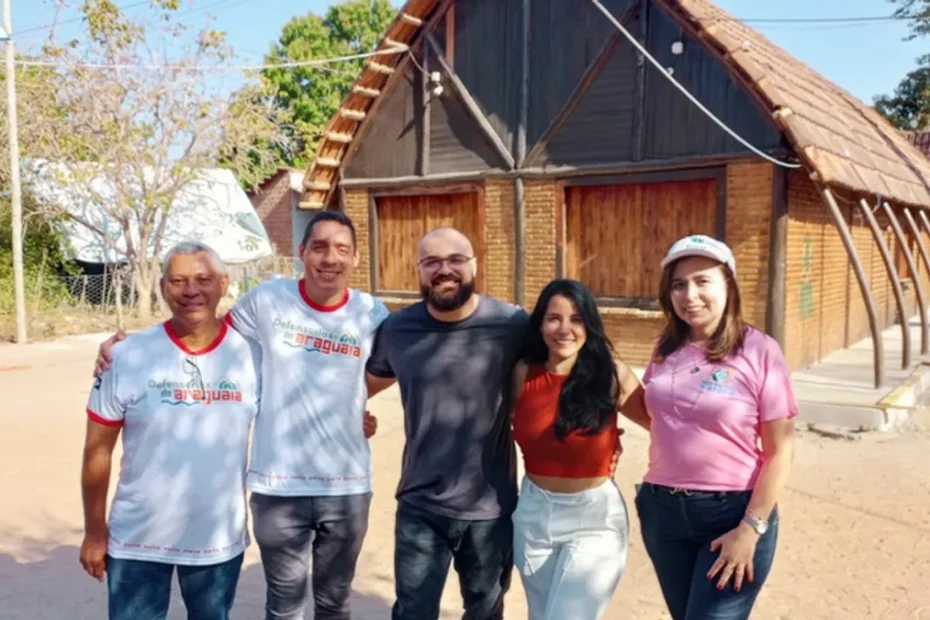 Profissional do INSS atende membro de comunidade indígena em aldeia no Araguaia.