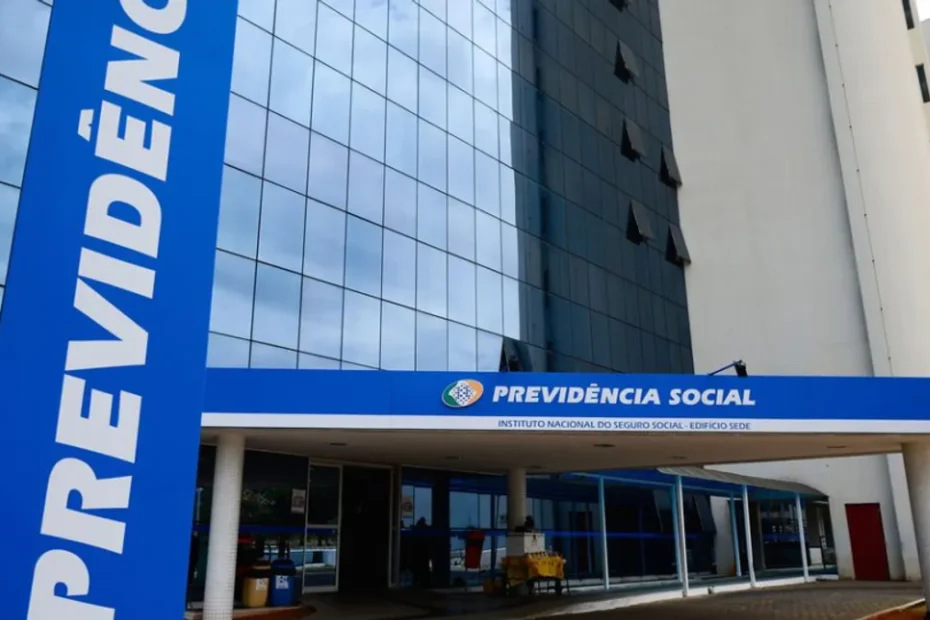 Pessoa idosa verificando extrato bancário no celular, atenta ao calendário de pagamentos do INSS.