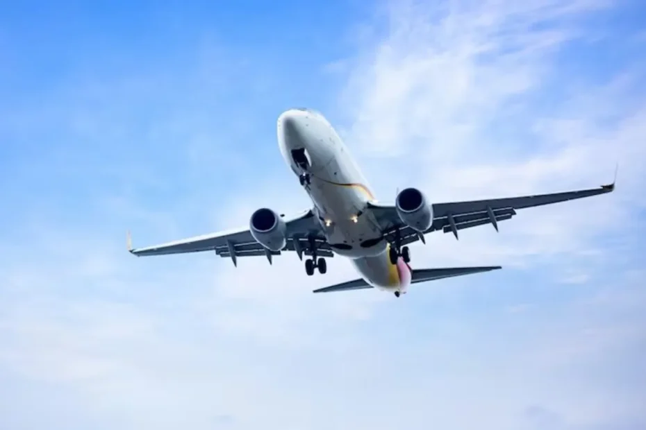 Mão de idoso aposentado segurando passagem aérea em aeroporto