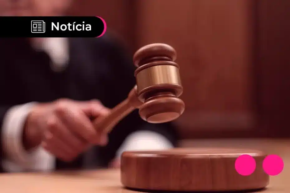 Mãos de uma pessoa idosa examinando documentos do INSS, simbolizando o impacto da decisão sobre a Revisão da Vida Toda.