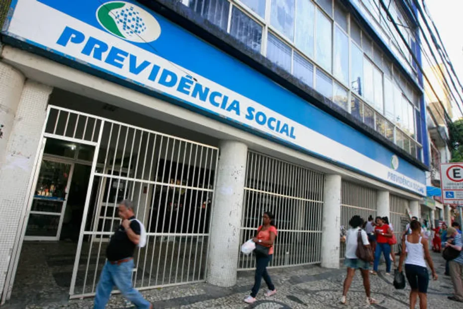 Idoso analisando documentos financeiros, representando aposentados em busca de direitos no INSS.