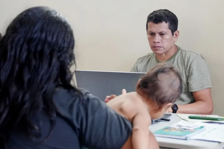 Moradores de Jordão, no Acre, recebendo atendimento do INSS em posto itinerante