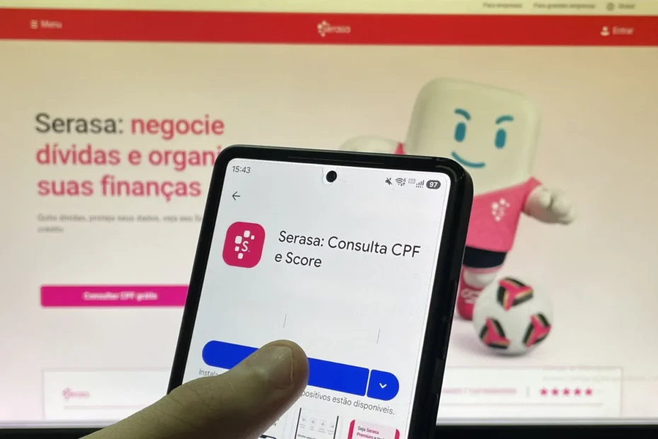 Pessoa consultando documentos sobre dívidas antigas, com expressão de alívio.