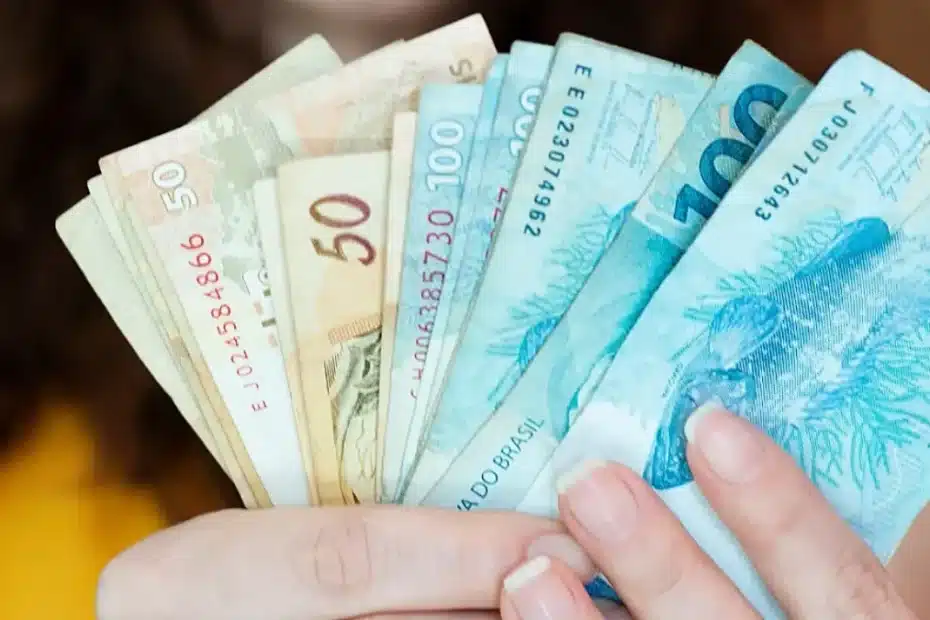 Mãos segurando um bilhete de Lotofácil com os números vencedores, simbolizando um grande prêmio em dinheiro.