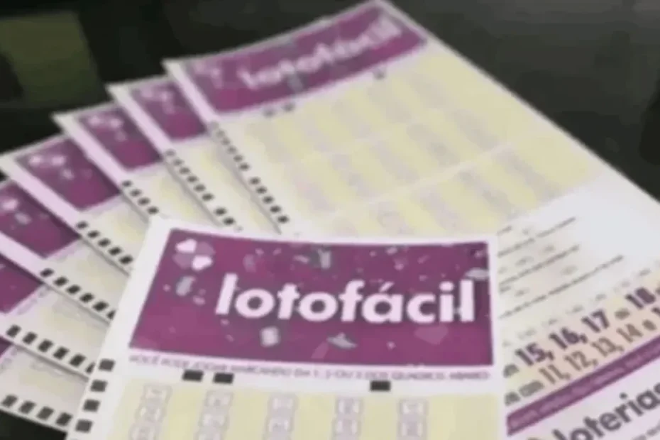 Mãos segurando um bilhete da Lotofácil e um celular, verificando os números do sorteio de R$ 9 milhões.