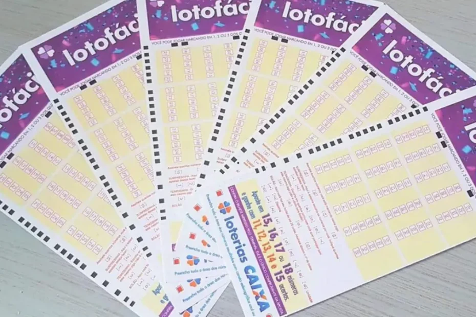 Mãos segurando um bilhete da Lotofácil com foco na esperança de ganhar R$ 15 milhões