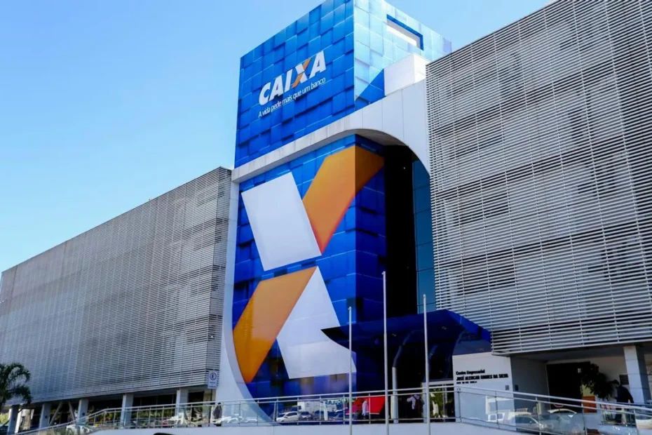 Funcionária de lotérica sorri enquanto entrega um bilhete da Mega-Sena premiado a um cliente em Goiânia