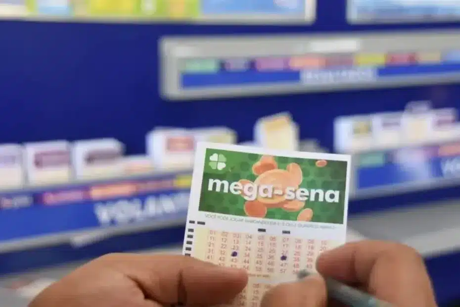 Mãos segurando um bilhete da Mega-Sena com números, com foco na expectativa do sorteio milionário