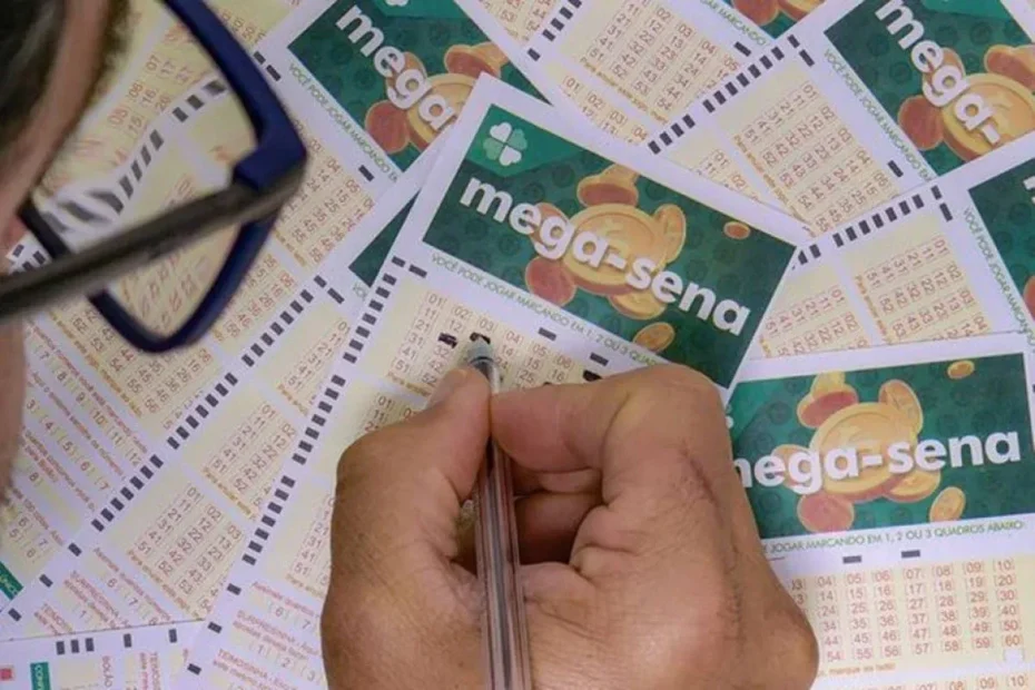 Pessoa verifica bilhete da Mega-Sena com expectativa de ganhar o prêmio de R$ 78 milhões