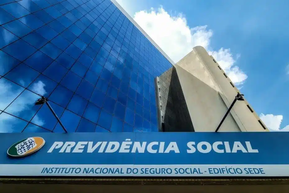 Agentes da Polícia Federal e CGU em operação contra fraudes previdenciárias na Bahia