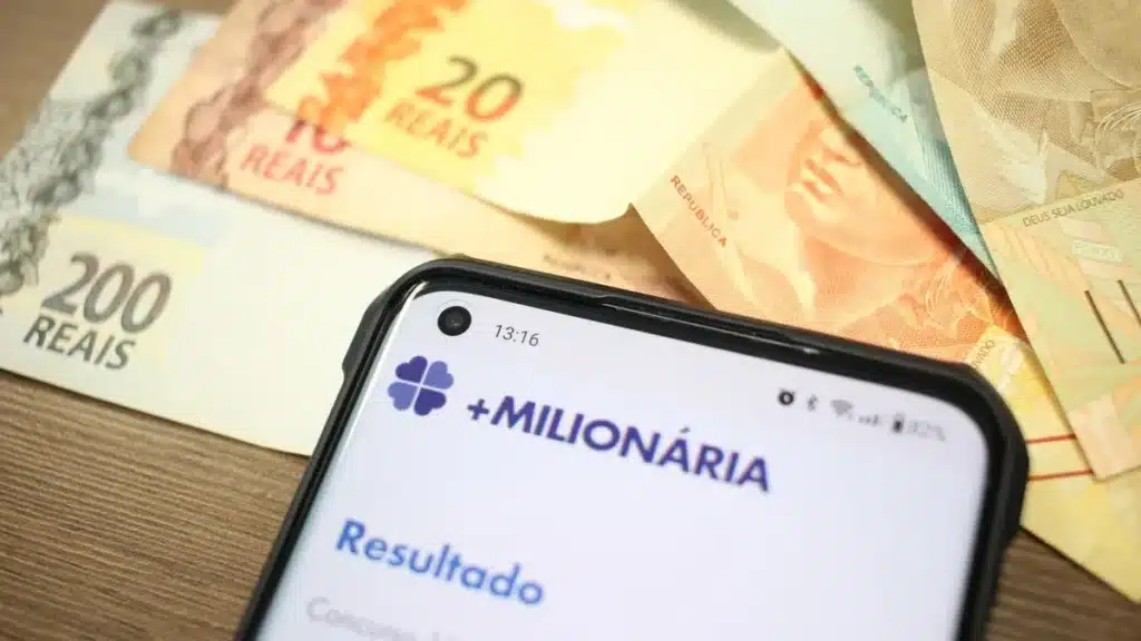Bilhetes da +Milionária sendo conferidos após o sorteio do concurso 371