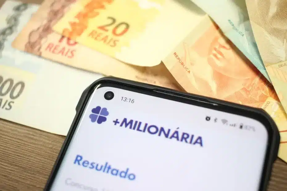 Bilhetes da +Milionária sendo conferidos após o sorteio do concurso 371