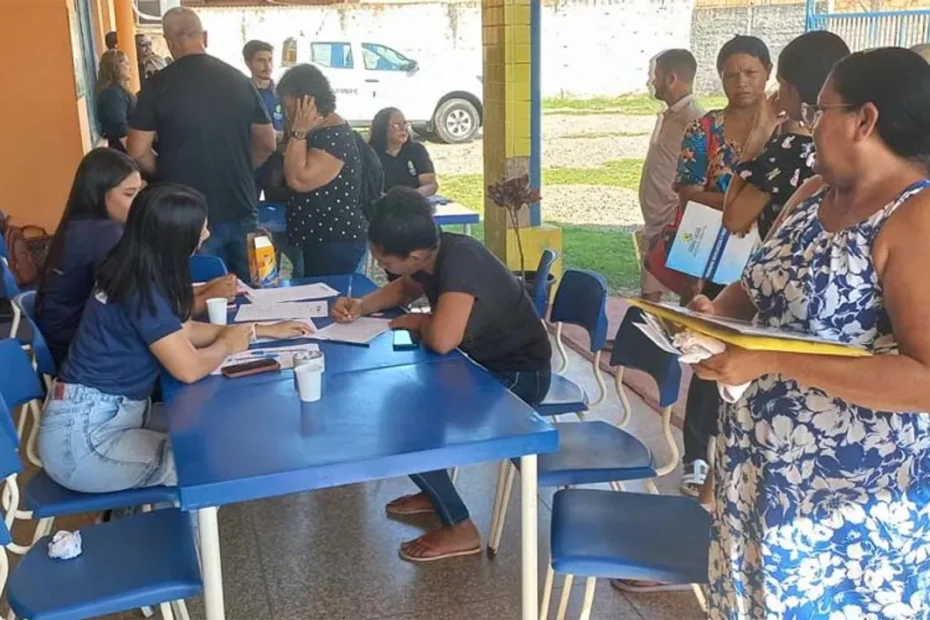 Pessoas sendo atendidas em um mutirão de serviços públicos em Porto Velho, com foco em documentação e benefícios sociais