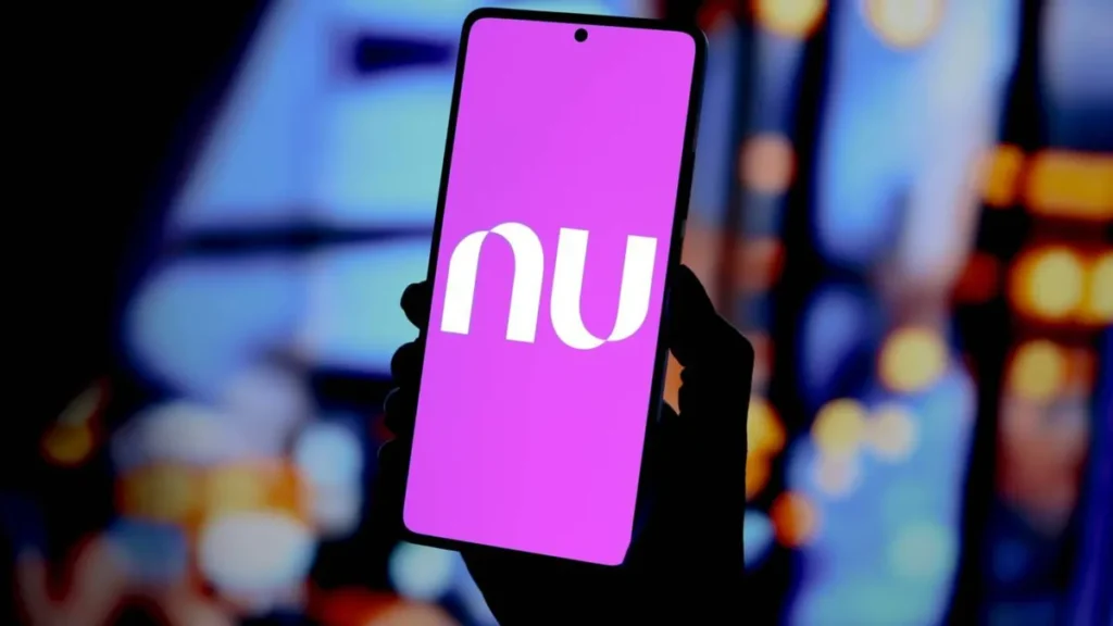 Pessoa preocupada olhando o celular com alerta de fraude do Nubank
