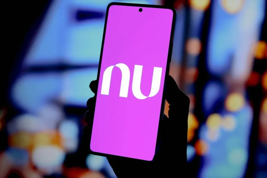 Pessoa preocupada olhando o celular com alerta de fraude do Nubank