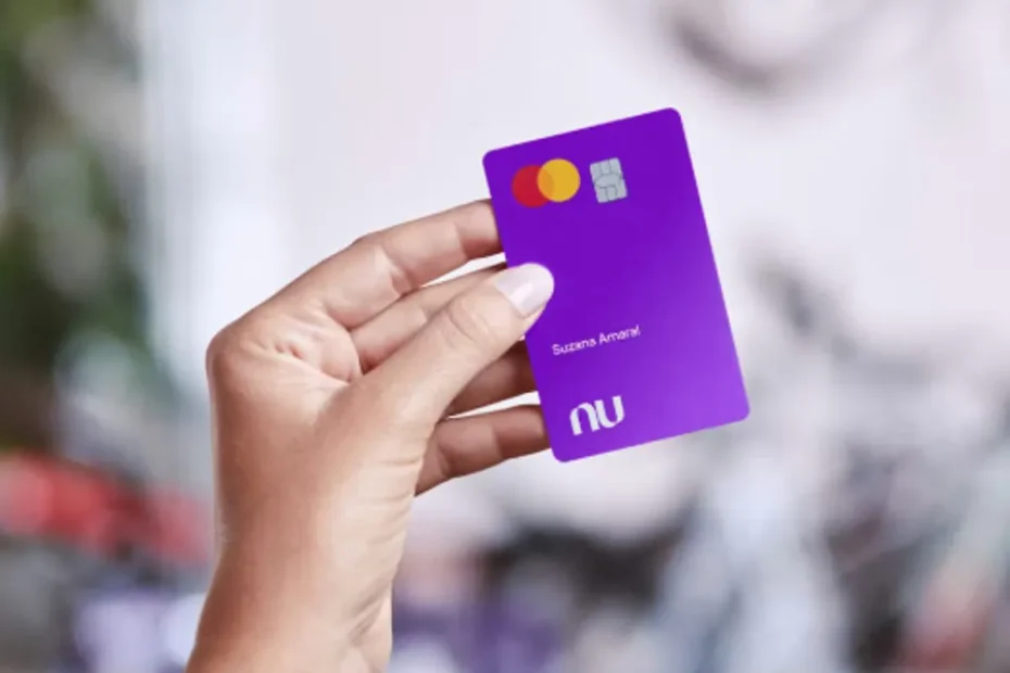 Smartphone exibindo o aplicativo do Nubank em ambiente de escritório.